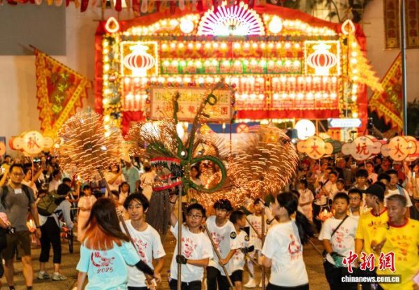 凤凰策略 香港舆论：“超级黄金周”香港“丁财两旺”，业界求变汇聚人气财气